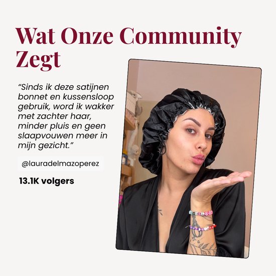 Model met zwarte satijnen slaapmuts die een kusgebaar maakt. De tekst bevat een klantbeoordeling.