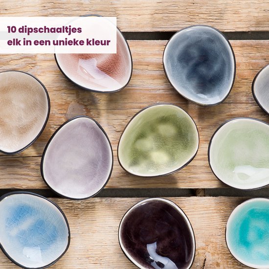 Tien kommen in ovale vorm met crackle-glazuur in tien unieke kleuren, op een houten achtergrond.