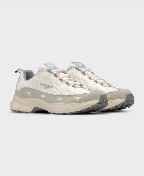 Een paar witte Hi-Tec sneakers met beige en grijze accenten, van dichtbij.