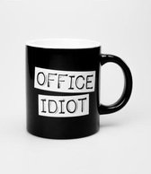 Mok - Zwart wit - Office Idiot - Gevuld met droplullen - In cadeauverpakking met gekleurd lint