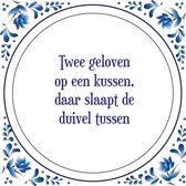 Tegel met spreuk |Spreuktegels | Wanddecoratie | Twee geloven op een kussen, daar slaapt de duivel tussen