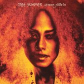 Close-up van een vrouw met een neusring en grote, pluizige rode haren. De tekst 'CREE SUMMER street faerie' staat bovenaan.