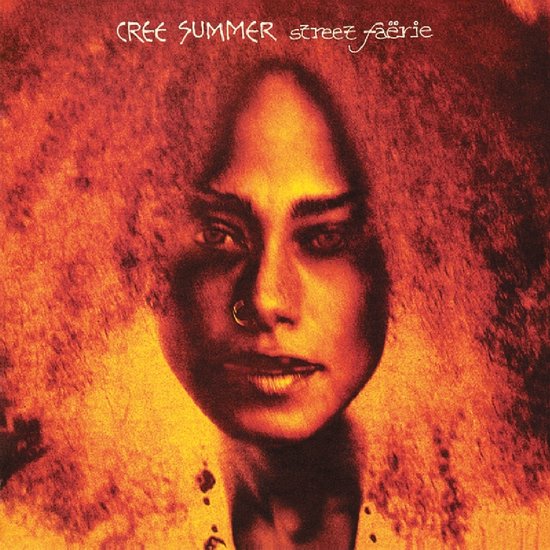 Close-up van een vrouw met een neusring en grote, pluizige rode haren. De tekst 'CREE SUMMER street faerie' staat bovenaan.