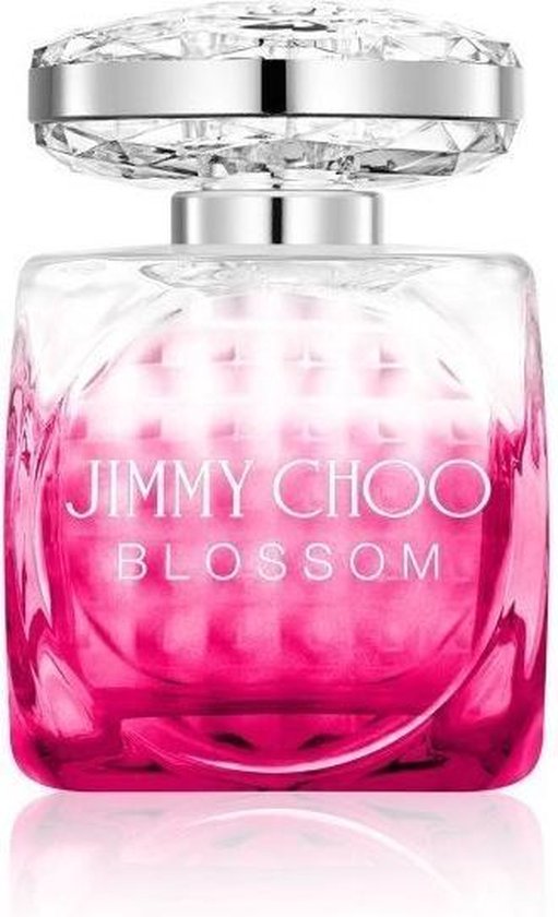 Jimmy Choo Blossom Eau de Parfum in een roze, facetgeslepen glazen fles met een kristallen dop.
