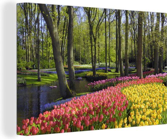 Canvas Schilderij Bloembedden langs een vijver in de Keukenhof in Nederland - 120x80 cm - Wanddecoratie