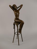Bronzen erotisch beeld - Naakte dame op kruk - Erotisch sculptuur - 28 cm hoog