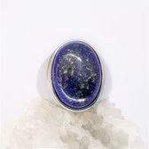 Ovale brede zegelring in edelstaal met Lapis lazuli edelsteen maat 22. Deze geweldige ring is mooie zelf te dragen of iemand cadeau te geven.