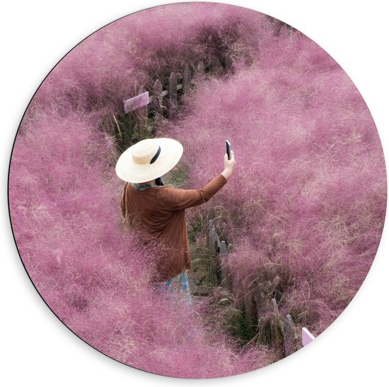 Dibond Wandcirkel - Persoon in Roze Veld - 60x60cm Foto op Aluminium Wandcirkel (met ophangsysteem)