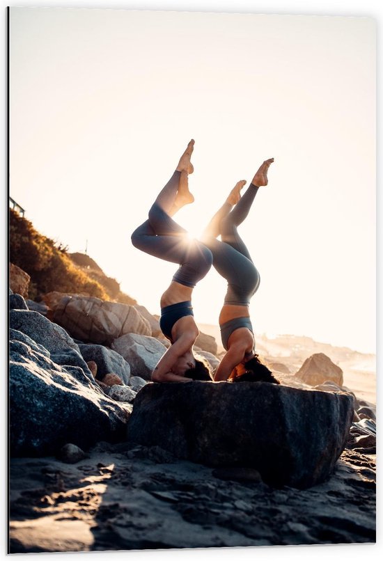 Dibond - Twee Vrouwen in Yogaposities - 60x90cm Foto op Aluminium (Wanddecoratie van metaal)