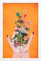 JUNIQE - Poster in houten lijst Frida's Hands -40x60 /Kleurrijk