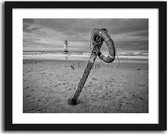 Foto in frame , Reddingsboei op het strand ​, 70x100cm , Zwart wit  , Premium print
