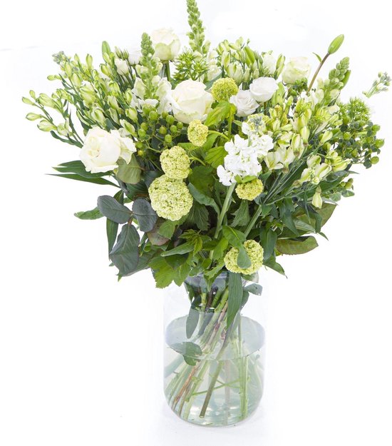 Een klassiek wit boeket met rozen en diverse groene bloemen in een glazen vaas.