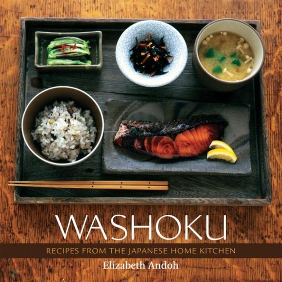 Een boek met de titel Washoku, Recepten uit de Japanse thuiskeuken van Elizabeth Andoh, met een afbeelding van een Japans diner.
