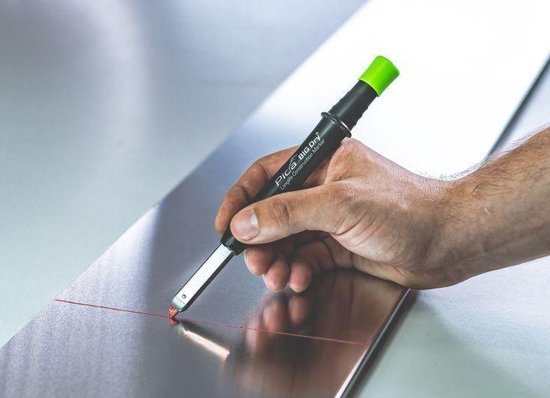 Een hand gebruikt een zwarte Pica BIG DRY markeerstift om op metaal te schrijven.