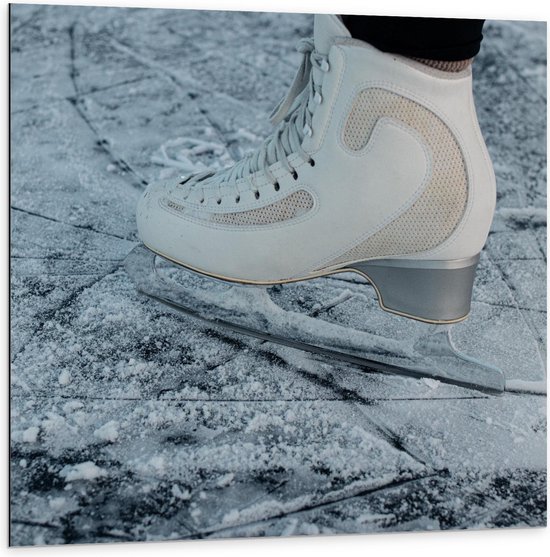 Dibond - Witte Schaatsen op het Ijs - 100x100cm Foto op Aluminium (Met Ophangsysteem)
