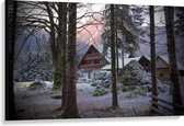 Canvas  - Bos in de Winter met Huis - 120x80cm Foto op Canvas Schilderij (Wanddecoratie op Canvas)