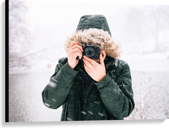 Canvas - Man in de Sneeuw met een Donkere Jas met een Bontkraag en een  Camera -... | bol.com