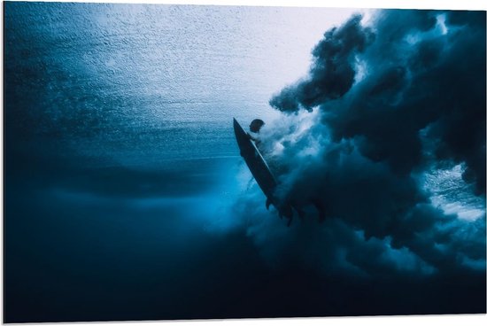 Dibond - Surfer met Surfplank onder Water - 90x60cm Foto op Aluminium (Met Ophangsysteem)