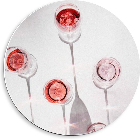 Forex Wandcirkel - Rode Champagne in Glas van Boven - 40x40cm Foto op Wandcirkel (met ophangsysteem)