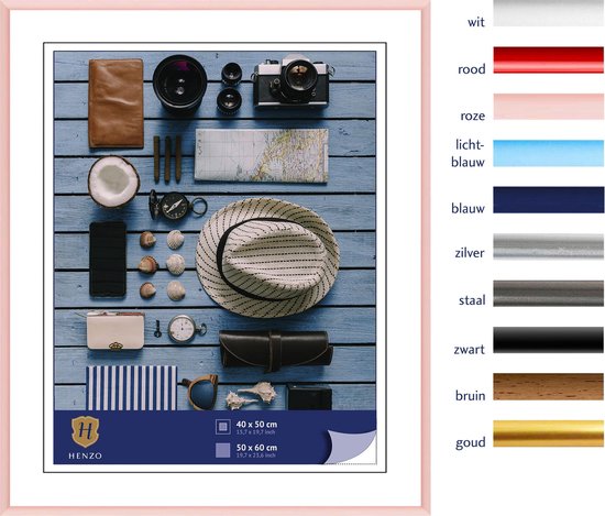 Flatlay van reisaccessoires en kleurstalen voor fotolijsten.