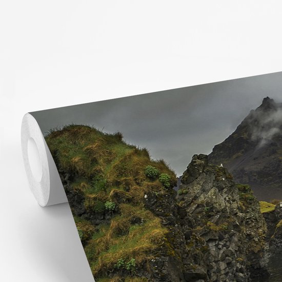 Papier peint vinyle - Une petite maison au-dessus d'Arnarstapi près de l'Islande largeur 420 cm x hauteur 280 cm - Tirage photo sur papier peint (disponible en 7 tailles)