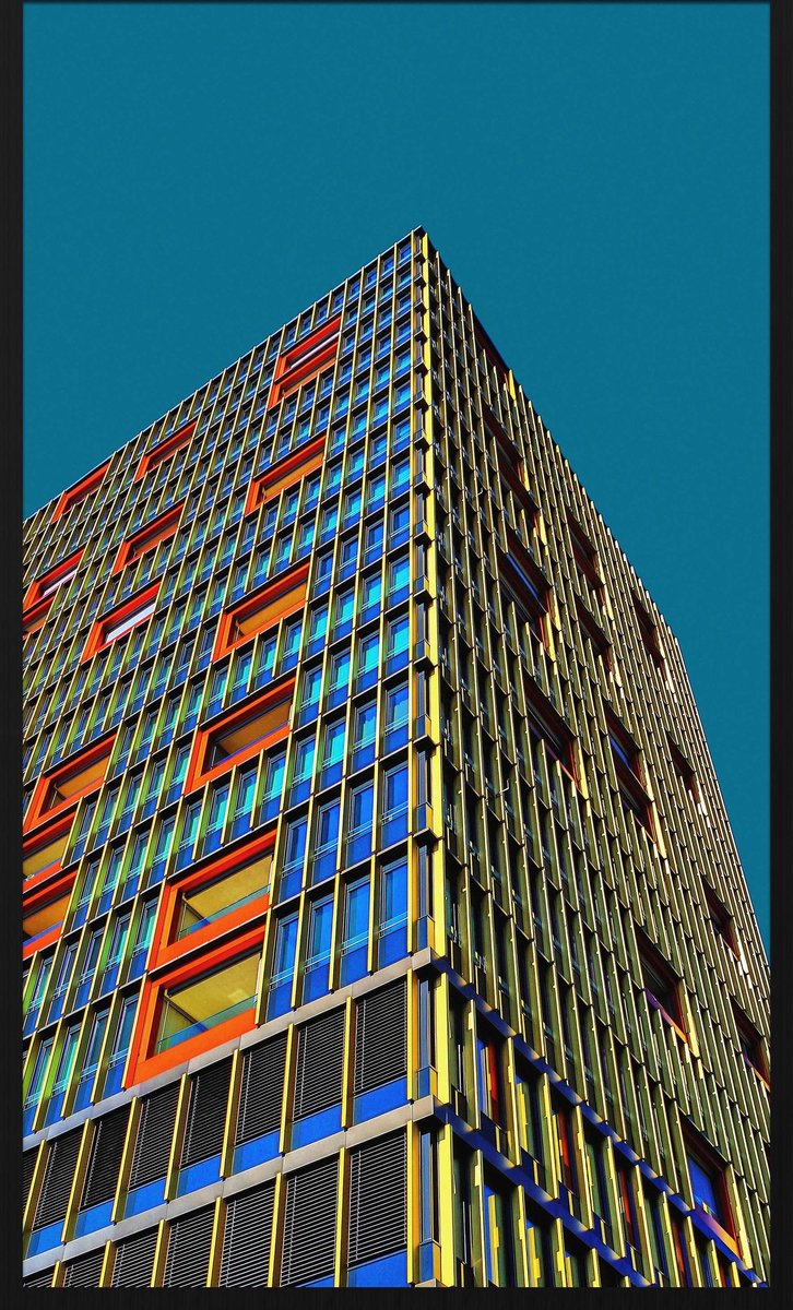 Schilderij - gebouw - Collectie rhythm of the city - Forex met zwarte lijst - 70x118cm