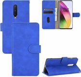 Voor OnePlus 8 Effen Kleur Huidgevoel Magnetische Gesp Horizontale Flip Kalfsstructuur PU Lederen Hoesje met Houder & Kaartsleuven & Portemonnee (Blauw)