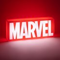 Rode Marvel logo licht met witte letters, verlicht, op een witte ondergrond.