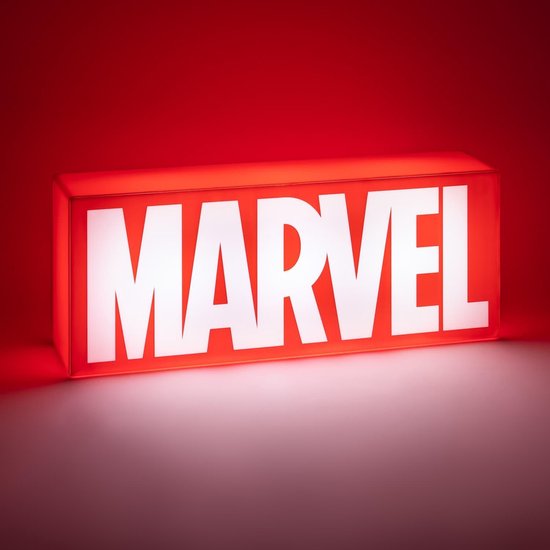 Rode Marvel logo licht met witte letters, verlicht, op een witte ondergrond.