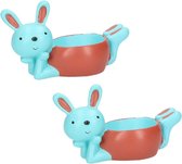 2x stuks eierdopjes liggende konijn/haas blauw/rood 10 x 6 cm