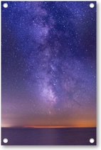 Adembenemende foto van de zee onder een donker paarse sterrenhemel - Tuinposter 80x120 - Wanddecoratie - Besteposter - Sterren