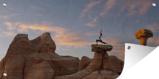 Tuinposter Iemand doet yoga op een rotsblok - 60x30 cm - Tuindoek - Buitenposter