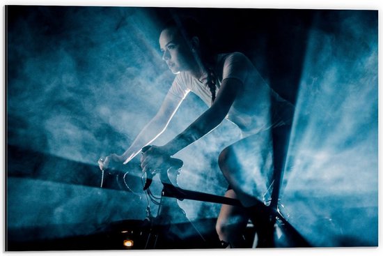 Dibond - Fietsende Vrouw met Blauwe Lampen en Rook - 60x40cm Foto op Aluminium (Wanddecoratie van metaal)