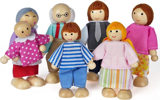 Houten familiepoppen, 7 personen, met opa, oma, ouders en kinderen, staand tegen een witte achtergrond.