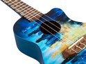 Close-up van een blauwe concert ukulele met abstracte stad-print en een gedempte zonsondergang.