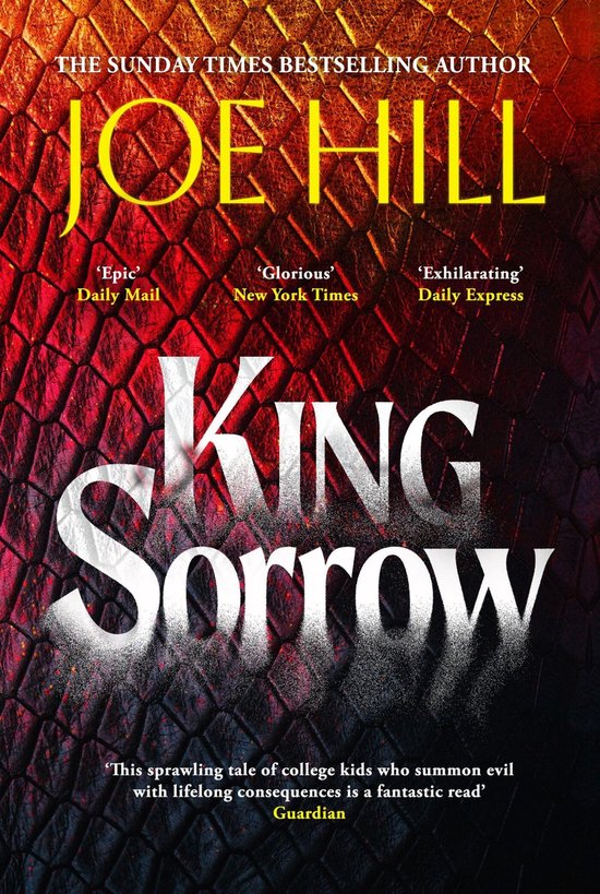 Boekomslag van 'King Sorrow' van Joe Hill. De achtergrond is rood met een patroon dat op schubben lijkt. De titel 'KING SORROW' staat in grote witte letters.