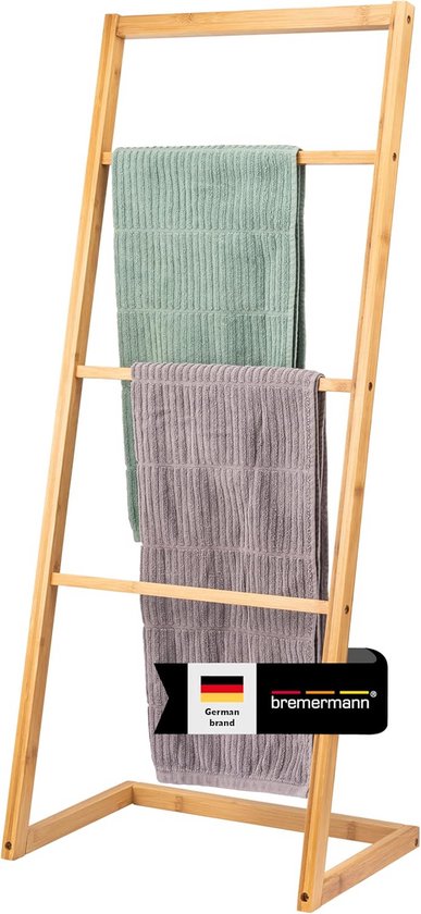 Bamboe handdoekladder met een groene en een paarse handdoek, met de Duitse vlag en het Bremermann logo.