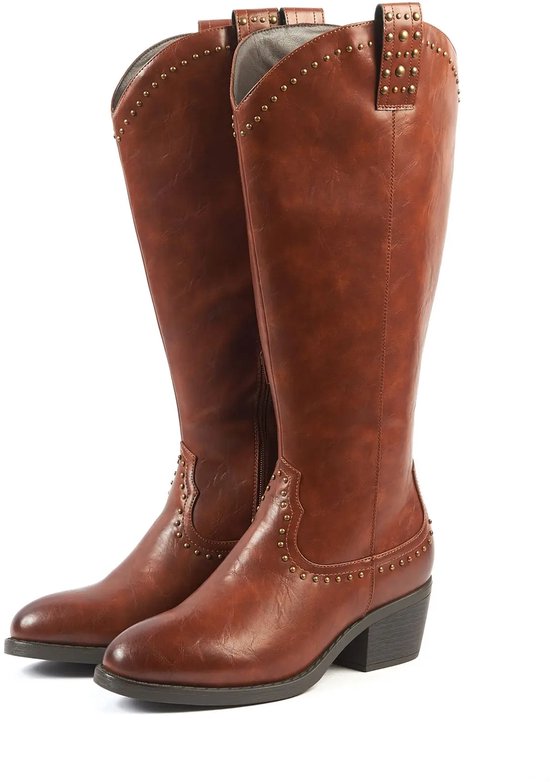 Paar bruine leren laarzen met rits en studs.