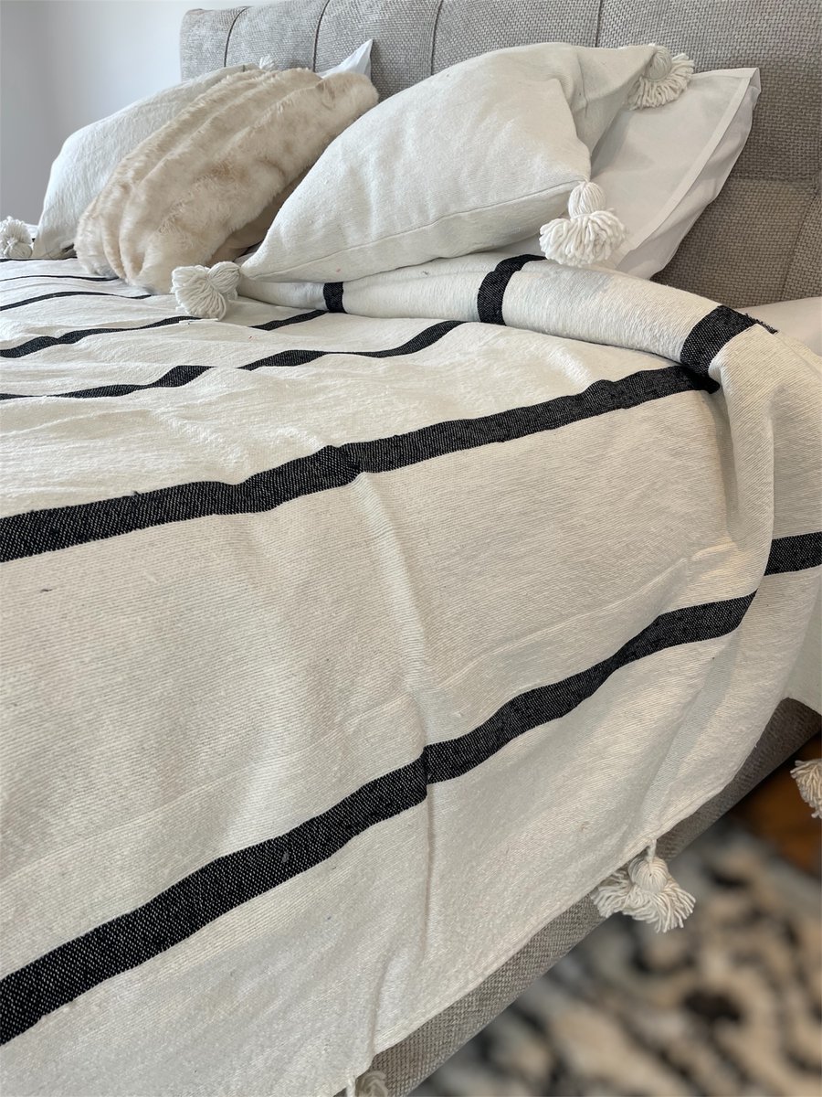 Marokkaanse handgemaakte Sprei / Plaid - 100 % Katoen - POM POM - Wit met Zwarte strepen - Stevig & Zacht - XL- 180 x 300 cm - Slaap -en Woonkamer - 1 st
