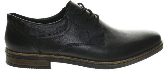 Zwarte Rieker veterschoen, detail van de zijkant, met leren bovenzijde en rubberen zool.