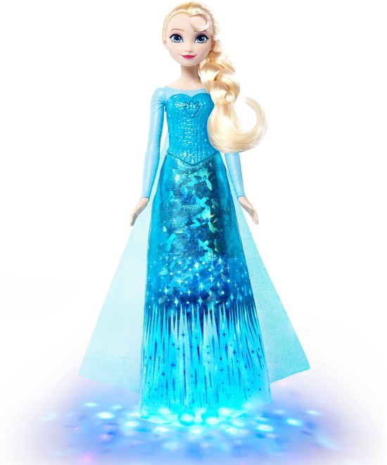 Elsa pop in blauwe jurk met fonkelende details, staand op lichtjes.