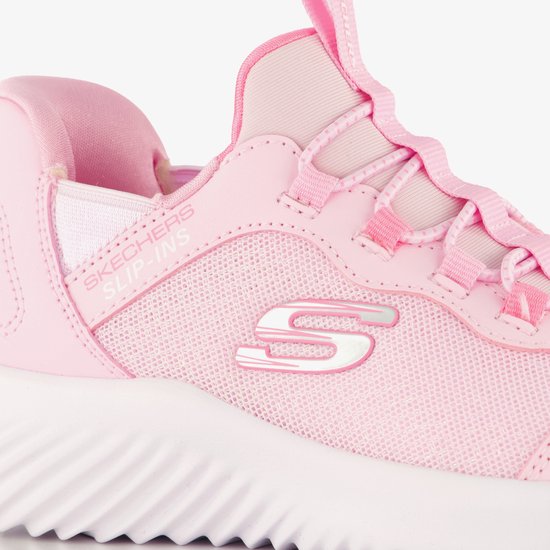 Detail van een roze Skechers Slip-ins sneaker met 'S' logo.