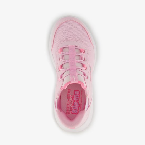 Roze Skechers Slip-ins sneaker met witte zool en roze veters.