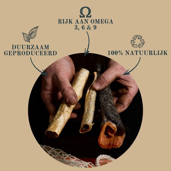 Handen houden vier gedroogde zalmhuiden vast. Rijk aan omega 3, 6 & 9. Duurzaam geproduceerd. 100% natuurlijk.