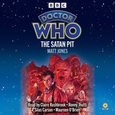 Doctor Who: The Satan Pit. Een duivel met horens en bloeddorstige muil staat achter de Tiende Doctor en een vrouw met blond haar. De titel en BBC logo staan bovenin.