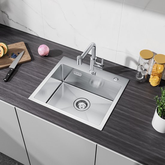 Évier en inox de 450mm avec robinet et distributeur de savon sur un plan de travail.