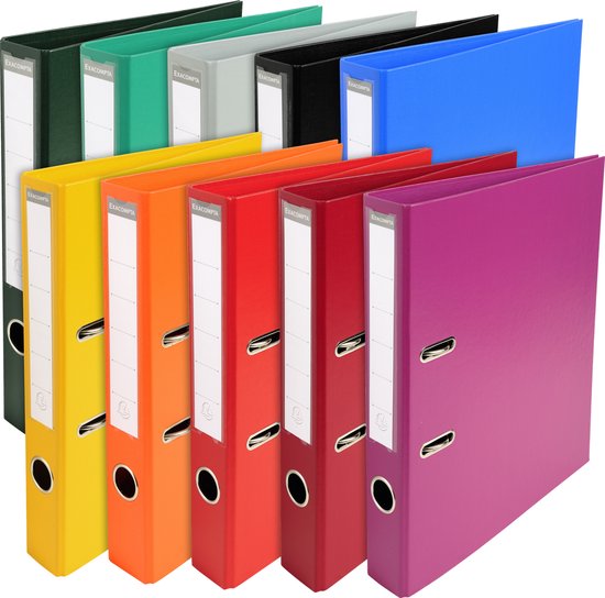 Deux rangées de classeurs Exacompta sur fond noir. La rangée arrière contient des classeurs vert foncé, vert, cyan, gris, noir et bleu. La rangée avant contient des classeurs jaune, orange, rouge, bordeaux et rose.