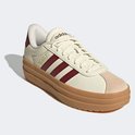 Crème Adidas sneaker met bordeauxrode strepen, bordeauxrode hielkap en gum-kleurige plateauzool.