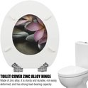 Zilverkleurige toiletbril scharnieren gemonteerd op een witte toiletbril met bloemenprint.