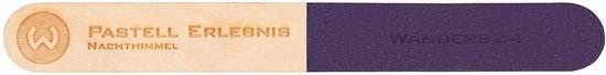 Houten kleurstokje, half naturel hout met tekst 'Pastell Erlebnis Nachthimmel', half paars met 'WANDERS24'.